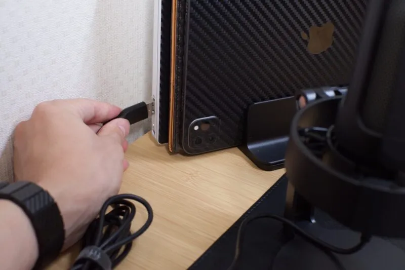 FIFINE AmpliGame A8にUSBケーブルを接続している手元