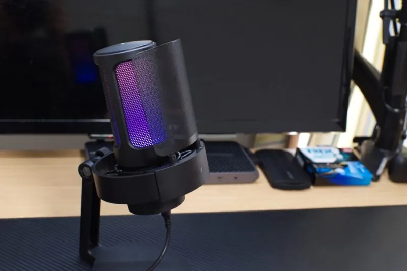 FIFINE AmpliGame A8をデスクに設置しRGBが点灯した様子(別角度)