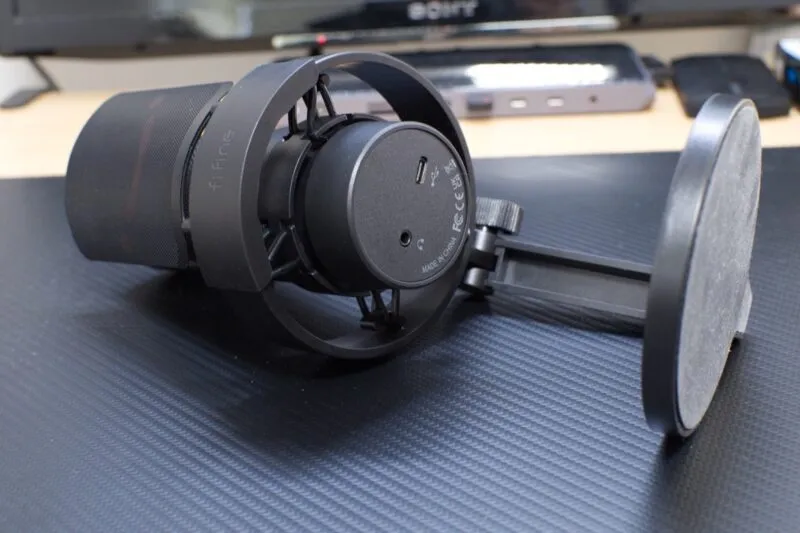 FIFINE AmpliGame A8をアームスタンドに取り付けた状態を横から