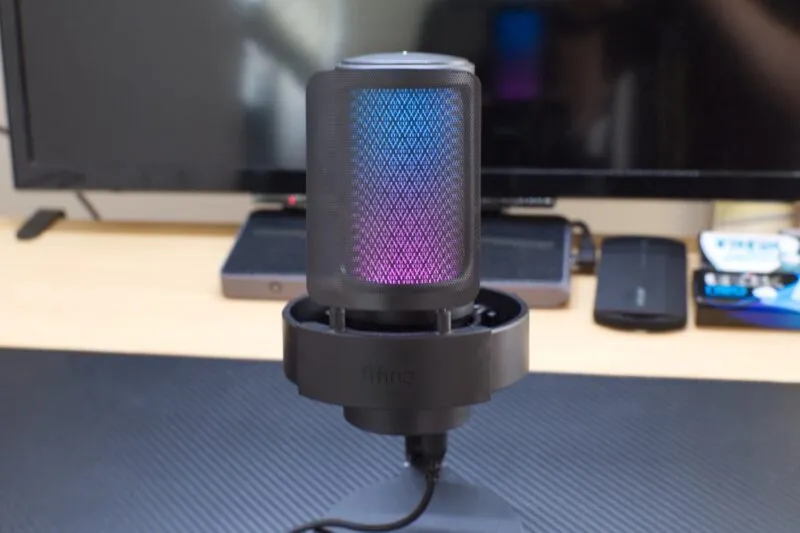 FIFINE AmpliGame A8にRGBライトが点灯しグラデーションを見せた様子