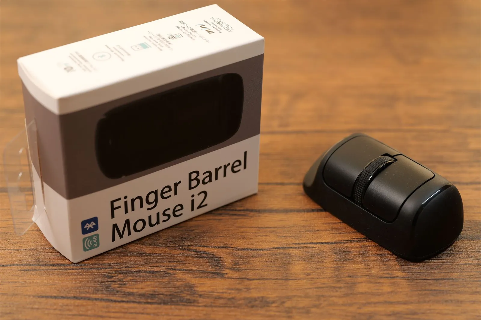 Finger Barrel Mouse i2の化粧箱パッケージと本体を並べた様子