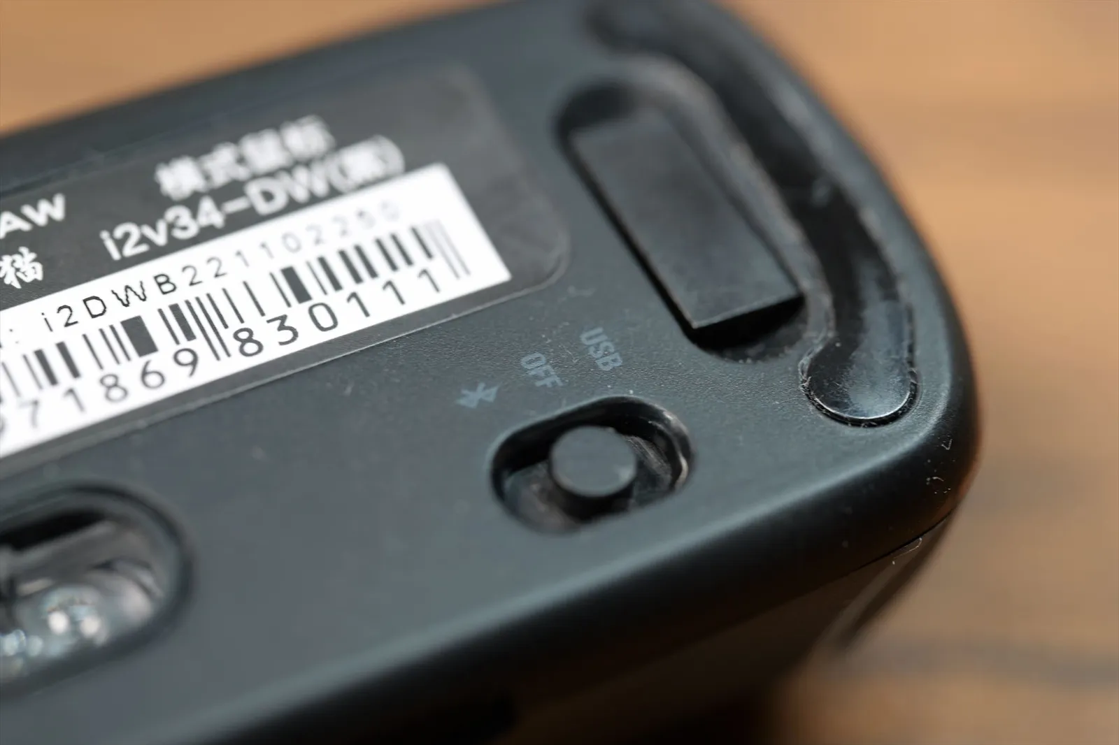Finger Barrel Mouse i2の型番シールとBluetooth/USBスイッチのクローズアップ