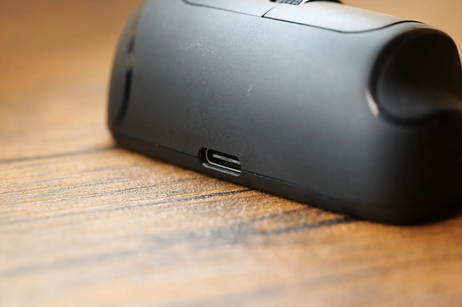 Finger Barrel Mouse i2の側面のUSB充電口