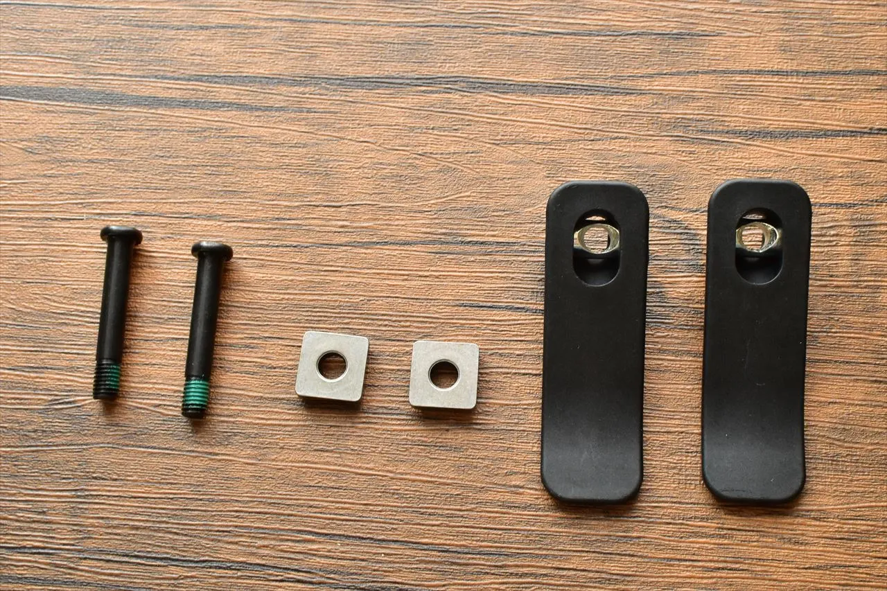 FlexiSpot C2の組み立て用ネジ・パーツ一式