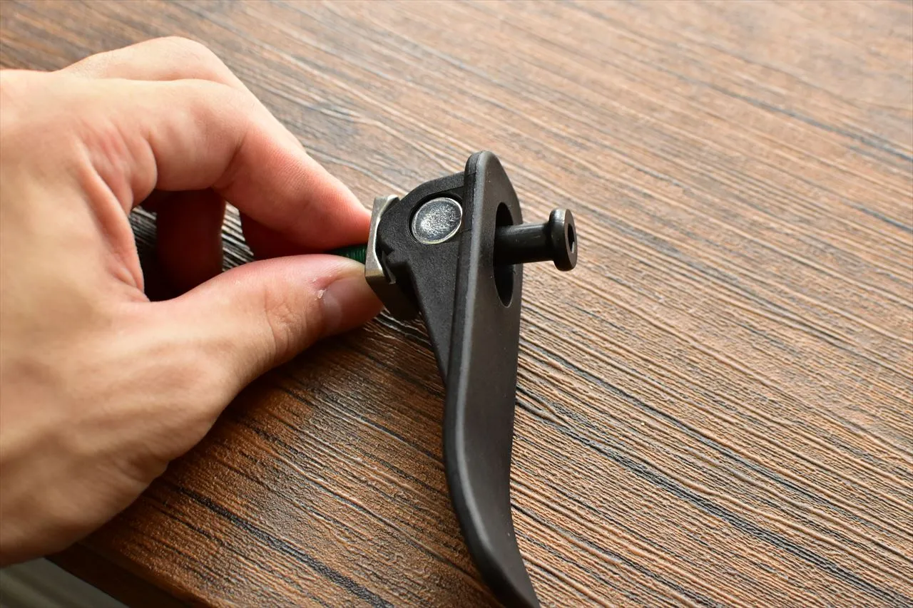 FlexiSpot C2のネジを手で締めているところ
