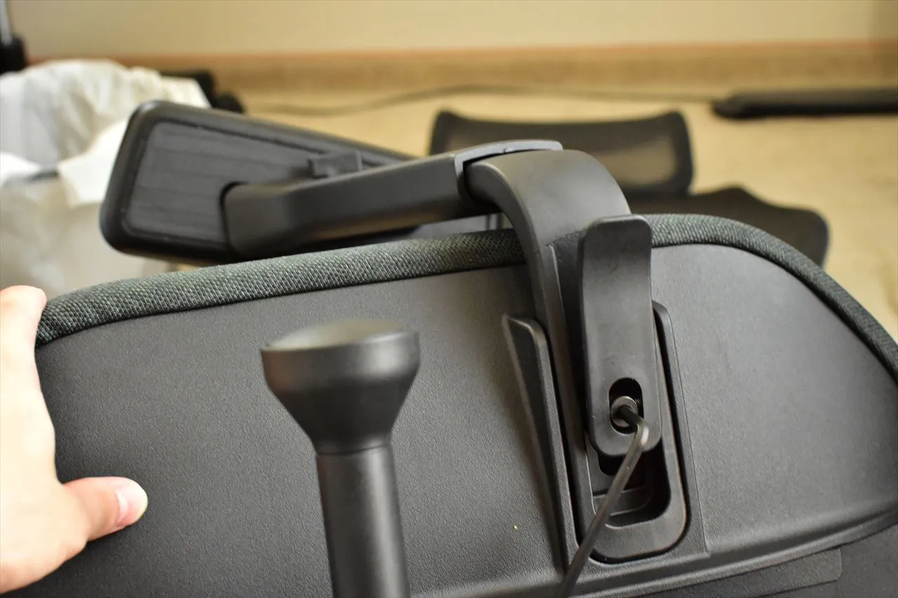 FlexiSpot C2のアームレスト部分を手で持ったところ