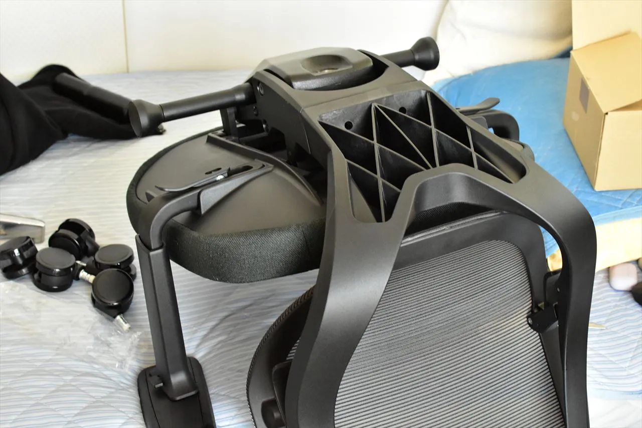 FlexiSpot C2の背もたれの骨組み部分(未組立)