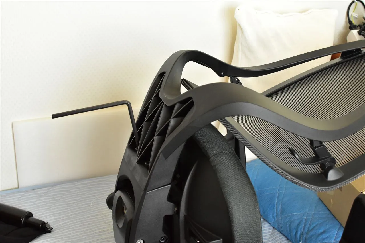 FlexiSpot C2の背もたれの骨組みを別角度で