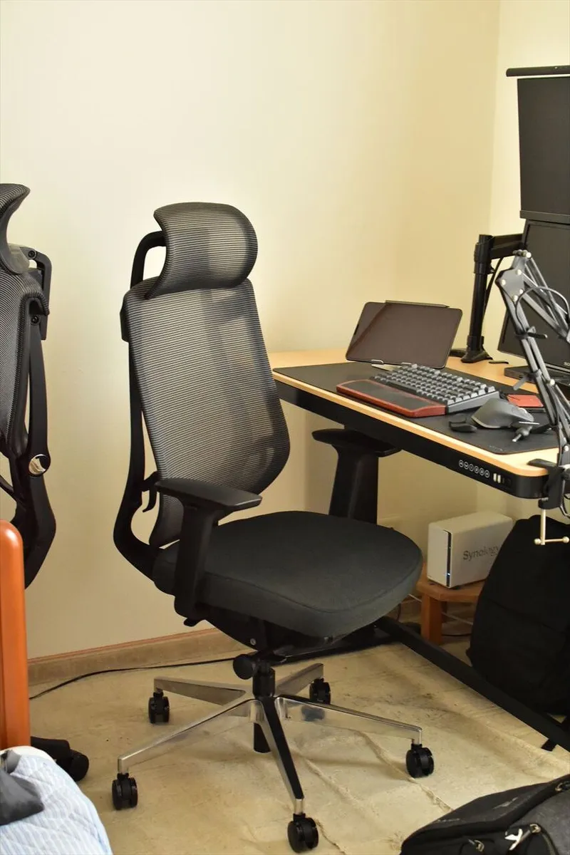 FlexiSpot C2の組み立て完了した全体を部屋に設置した様子