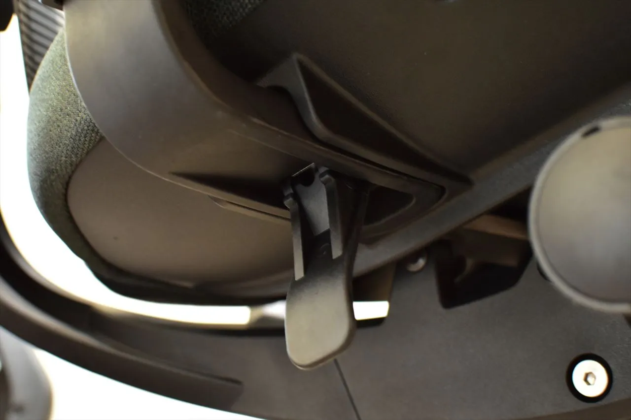 FlexiSpot C2の座面横のレバー部分アップ