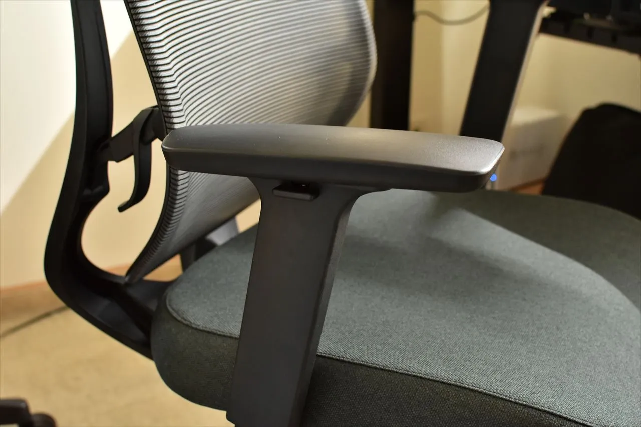 FlexiSpot C2のアームレストを横から見た様子(別カット)