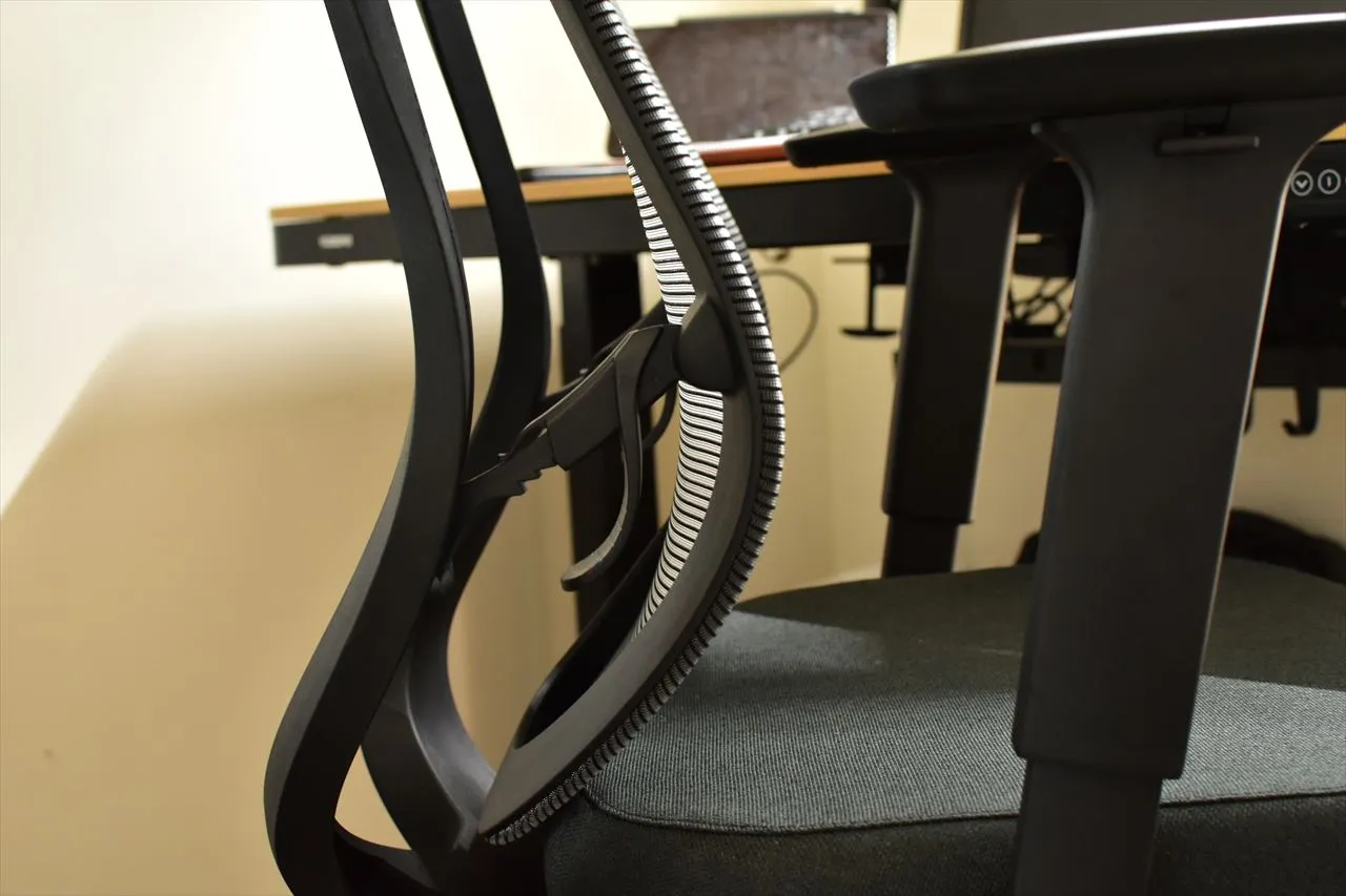 FlexiSpot C2のアームレスト部分を別角度の横から