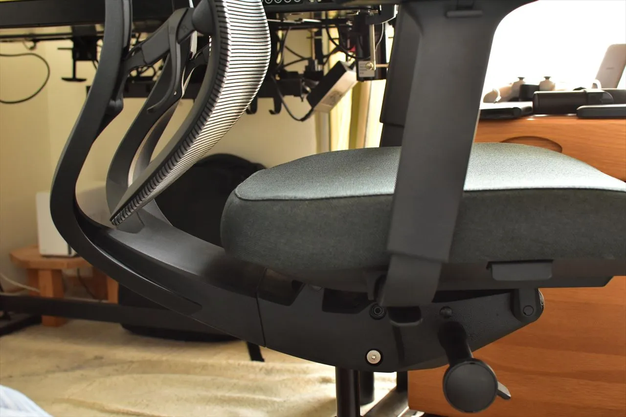 FlexiSpot C2の座面下の機構部分を横から