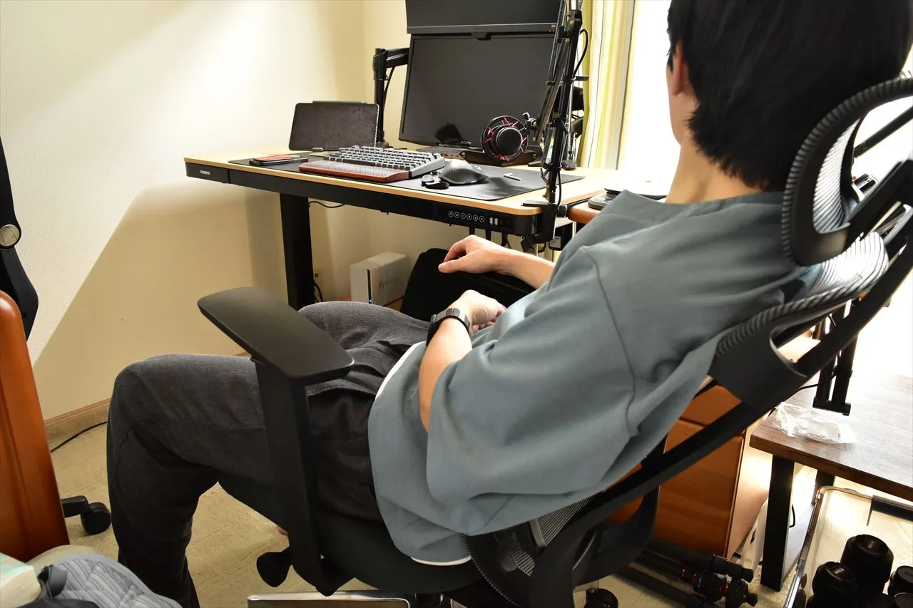 FlexiSpot C2に着座して作業している人物の横顔