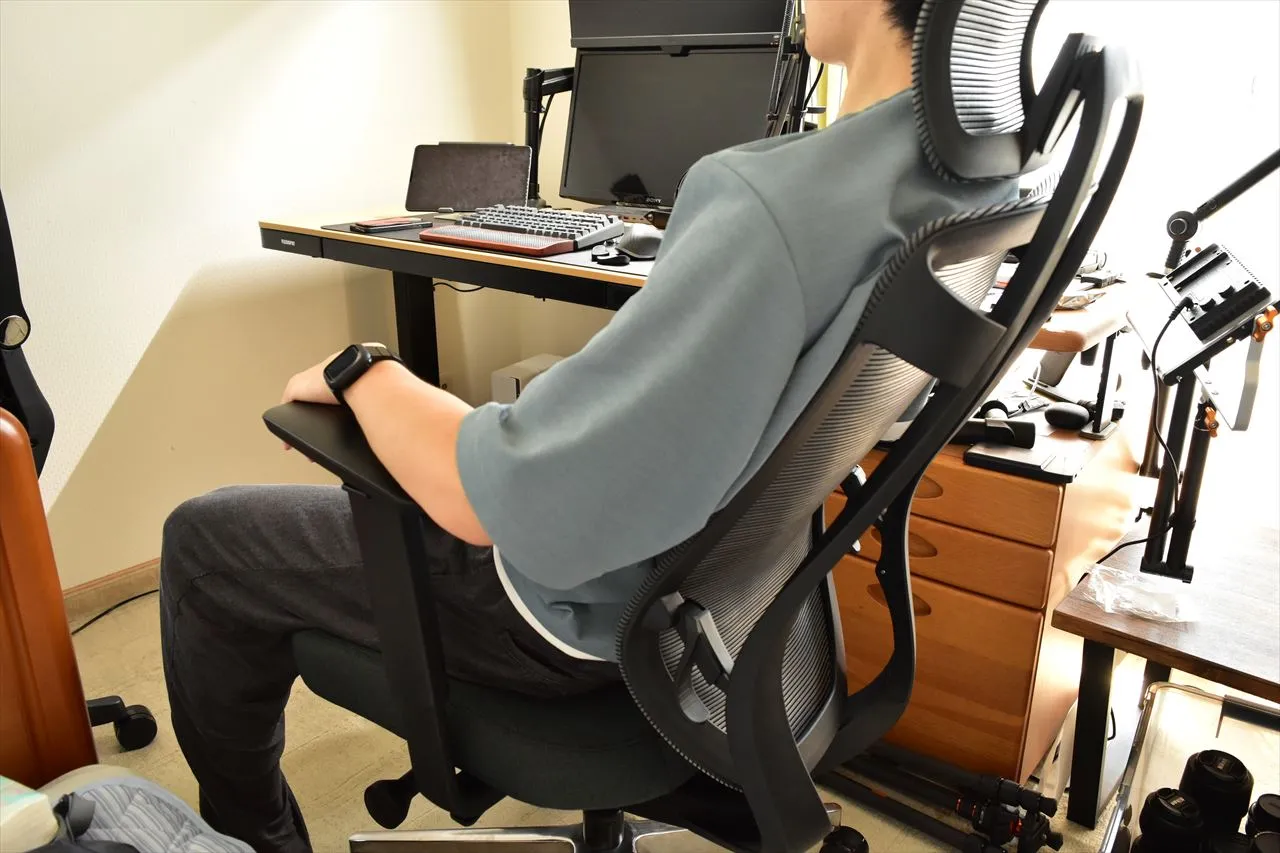 FlexiSpot C2に着座している人物の横顔(別角度)