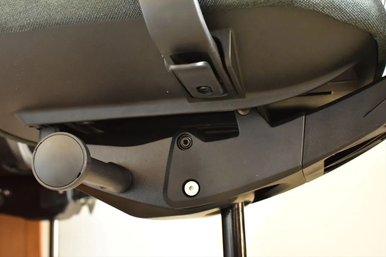 FlexiSpot C2の座面下の機構部分クローズアップ