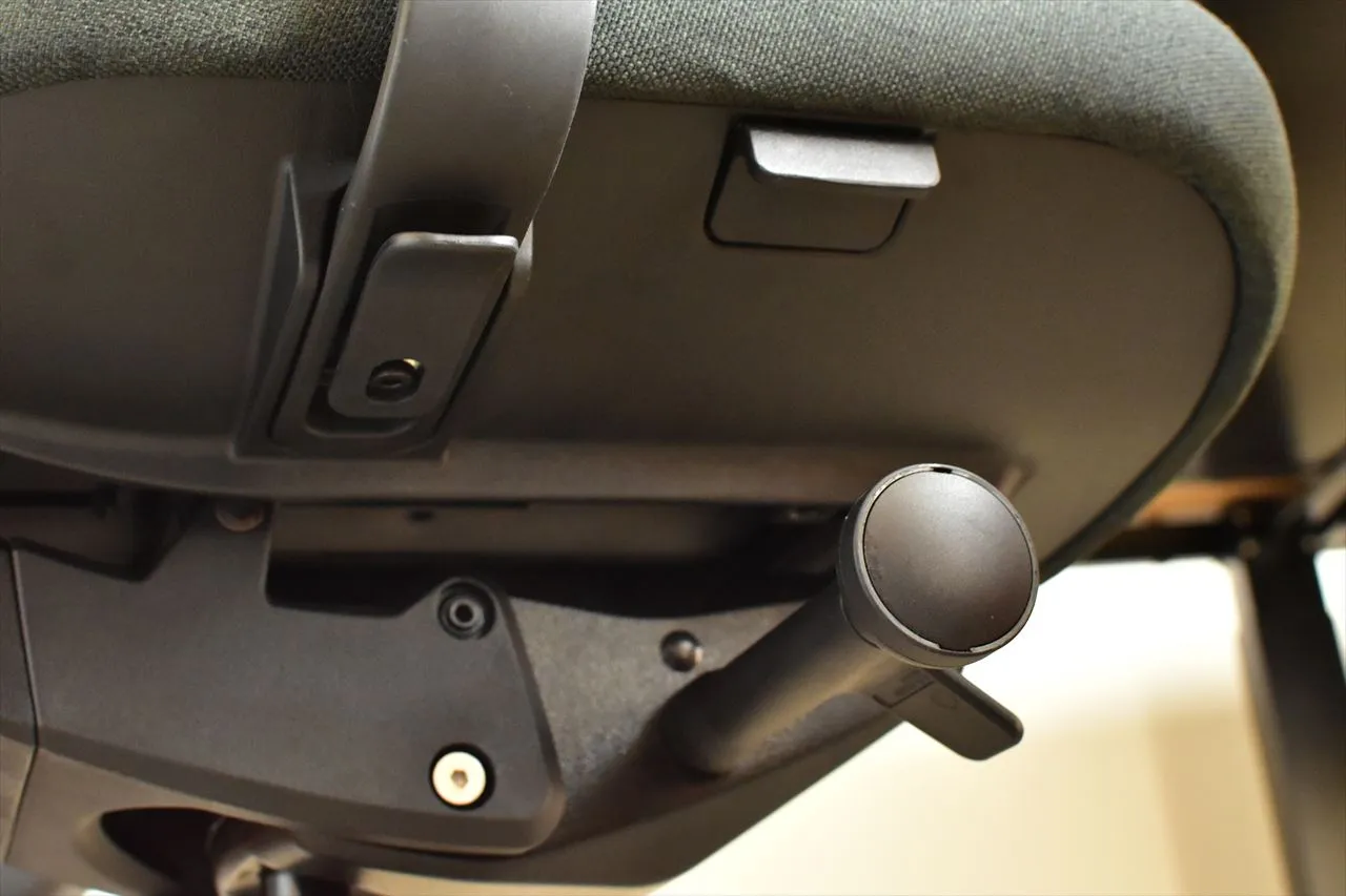 FlexiSpot C2の座面下の機構部分アップ(別カット)