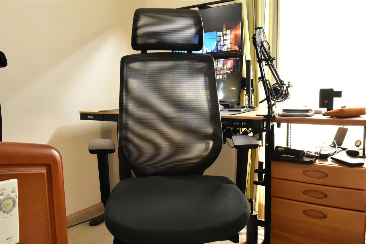 FlexiSpot C2をデスクに設置した様子(明るい部屋)