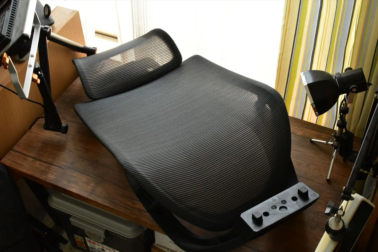 FlexiSpot C2の背もたれとヘッドレストのメッシュ部分