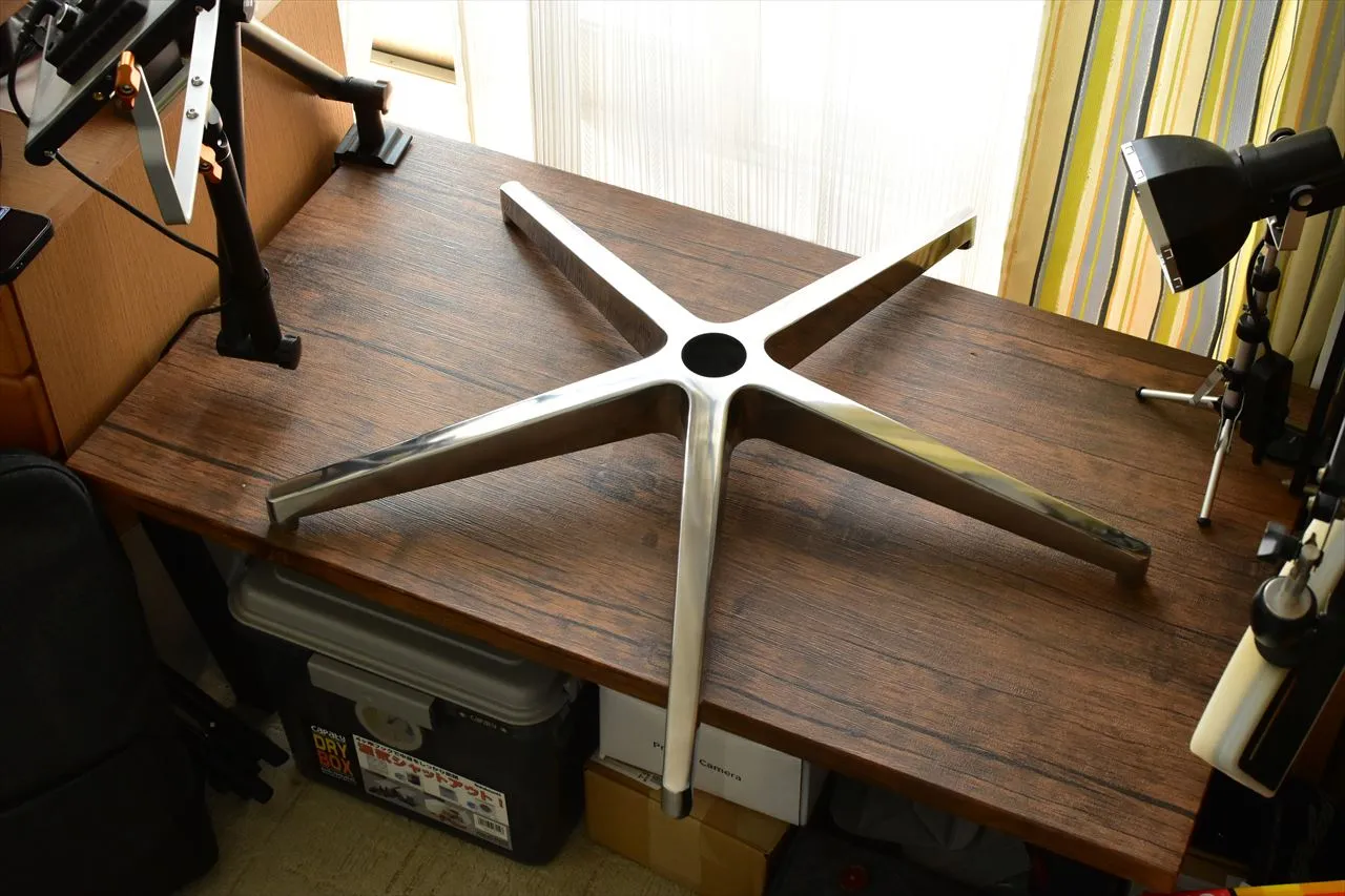 FlexiSpot C2の5本脚(キャスター取り付け前)の金属ベース