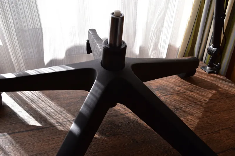 FlexiSpot C7 Airのキャスター部分のクローズアップ