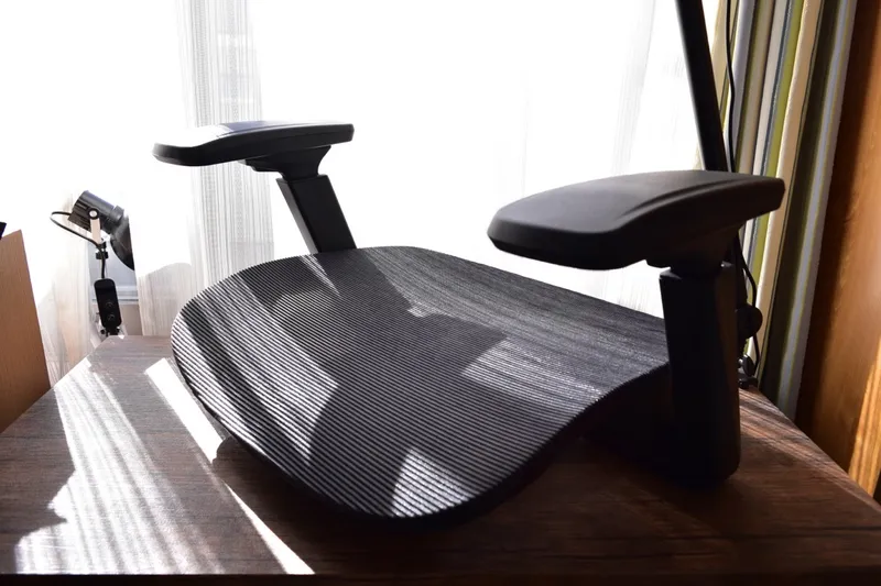 FlexiSpot C7 Airの背もたれ・アームレスト部分を横から