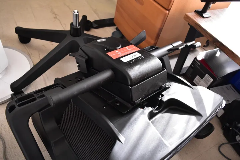 FlexiSpot C7 Airの組み立て中の脚部・ガス圧シリンダー部分
