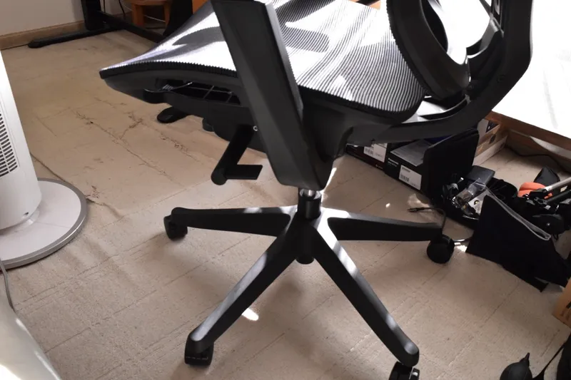 FlexiSpot C7 Airの組み立て中の全体
