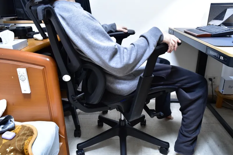 FlexiSpot C7 Airに座っている人物の後ろ姿