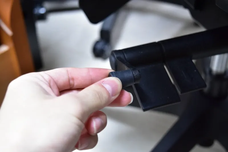 FlexiSpot C7 Airのアーム接続部分を手で組み立てているところ