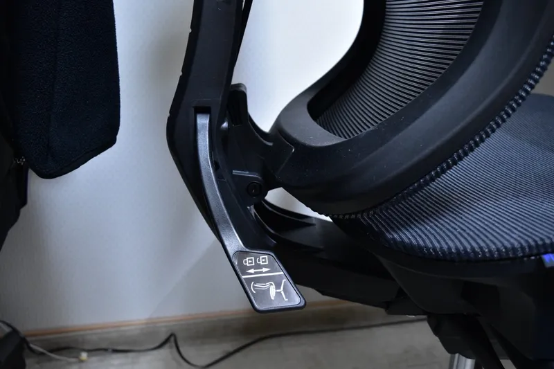 FlexiSpot C7 Airの座面・背もたれ接続部の操作レバー部分