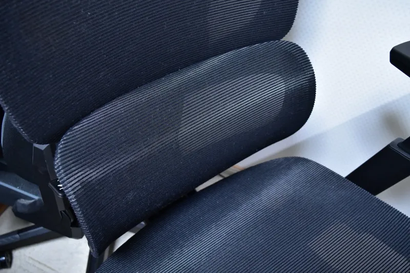 FlexiSpot C7 Airの背もたれとヘッドレストを正面から