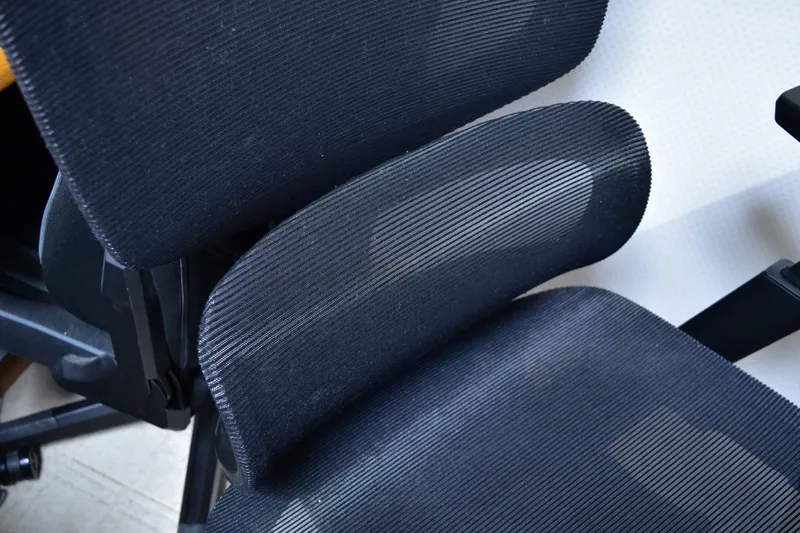 FlexiSpot C7 Airの背もたれとヘッドレストを斜めから
