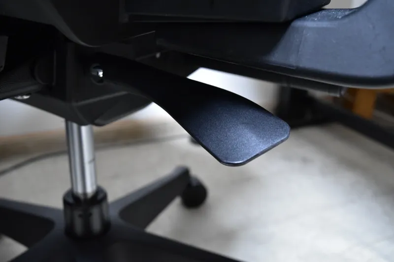 FlexiSpot C7 Airの座面下の脚部接続部分アップ