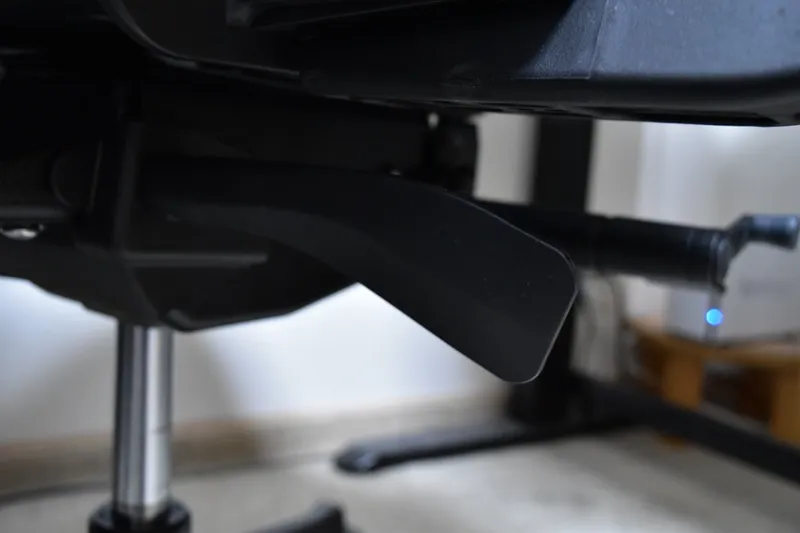 FlexiSpot C7 Airの座面下の昇降レバー部分アップ