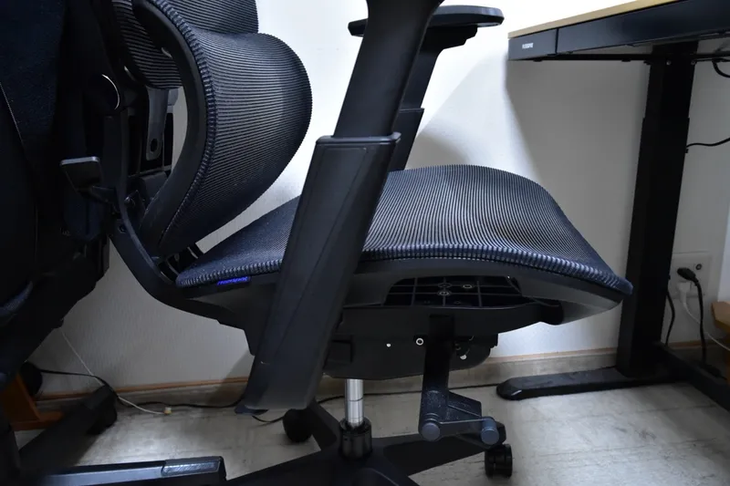 FlexiSpot C7 Airの座面下のロッキング機構を横から