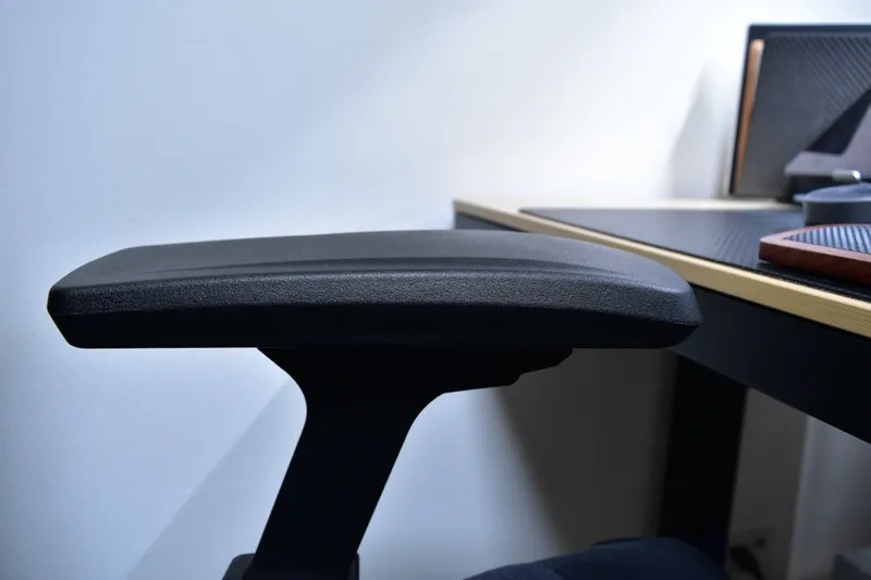 FlexiSpot C7 Airのアームレスト単体アップ