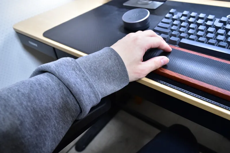 FlexiSpot C7 Airのデスクで作業中の手元