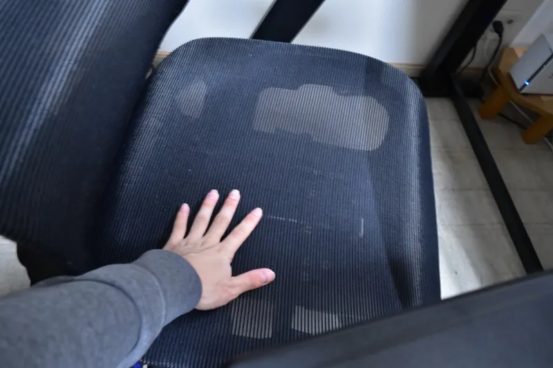 FlexiSpot C7 Airの背もたれのメッシュに手を当てている様子