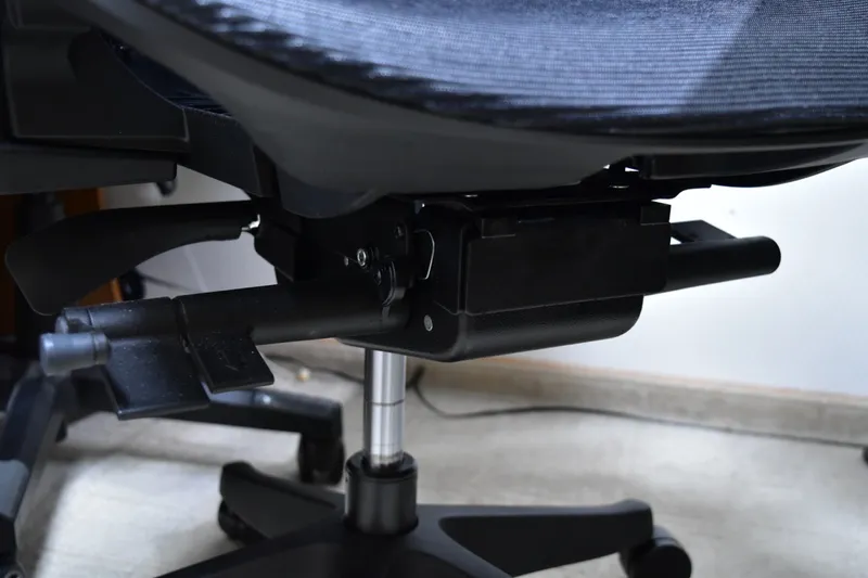 FlexiSpot C7 Airの座面下の昇降機構部分アップ(別カット)