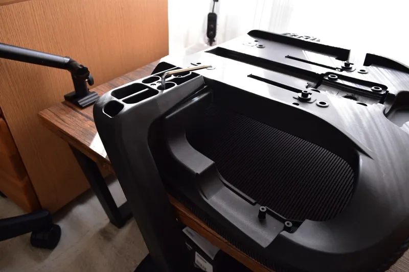 FlexiSpot C7 Airの分解した座面部分を並べた様子