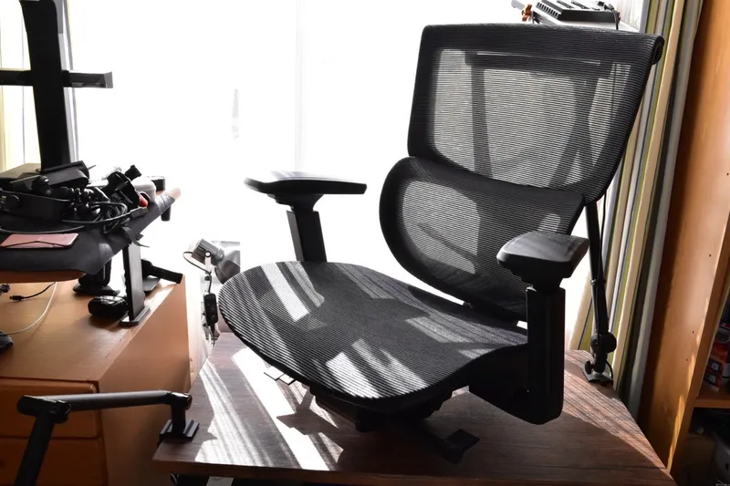 FlexiSpot C7 Airを別の部屋に設置した状態