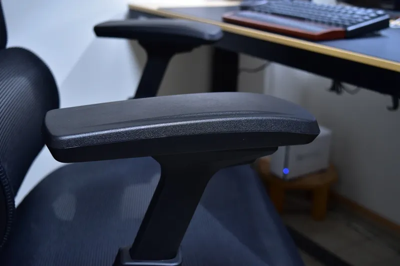 FlexiSpot C7 Airのアームレスト部分アップ