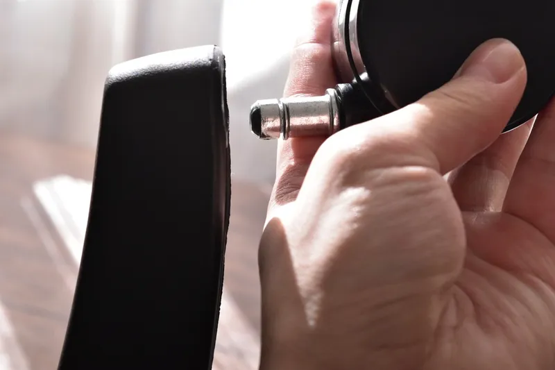 FlexiSpot C7 Airのネジ部分を手で締めているところ