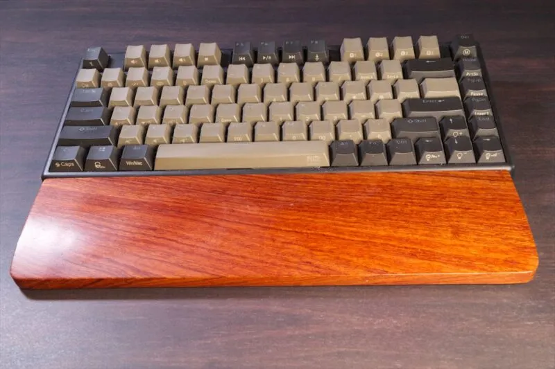 HD-GEAR パームレストをキーボードと組み合わせて設置した様子