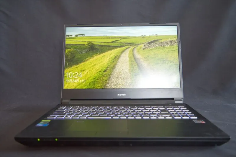 ノートPC(mouse DAIV)単体のロック画面。牧草地の写真を表示