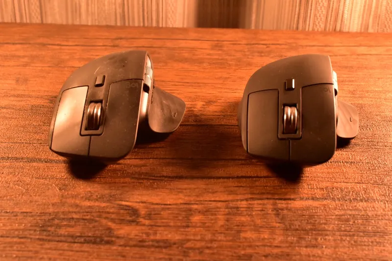 右:MX Master3 左:MX Master3Sを並べて側面から見た様子