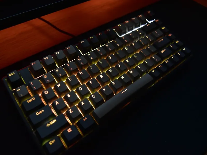 Niz Micro82 Black【2021年版】キーボードを斜めから撮影