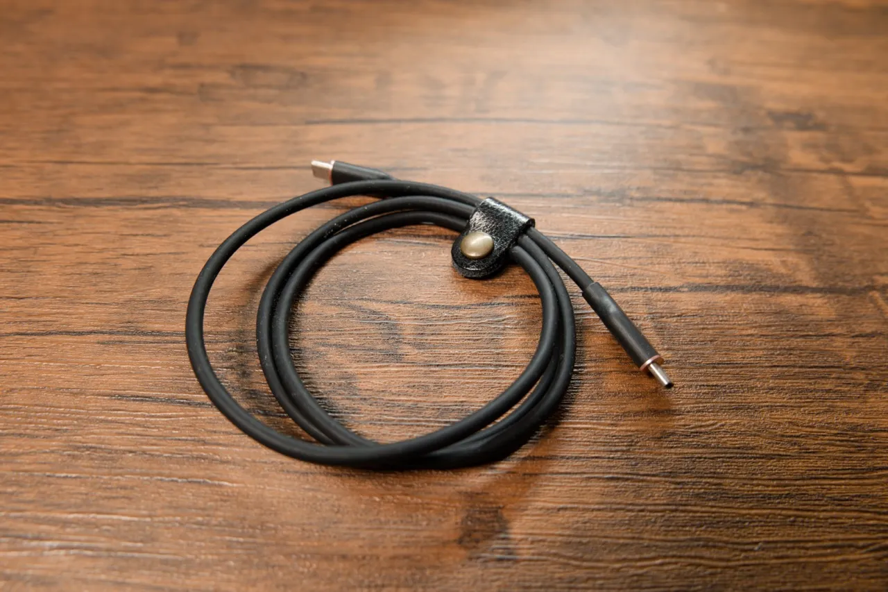Anker PowerLine III Flowを革製のケーブルタイでまとめた様子
