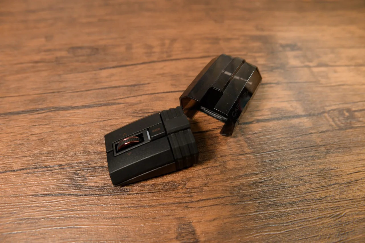 エレコム CAPCLIP PRO(M-CCP1BBBK)の展開時と折りたたみ時を並べた様子